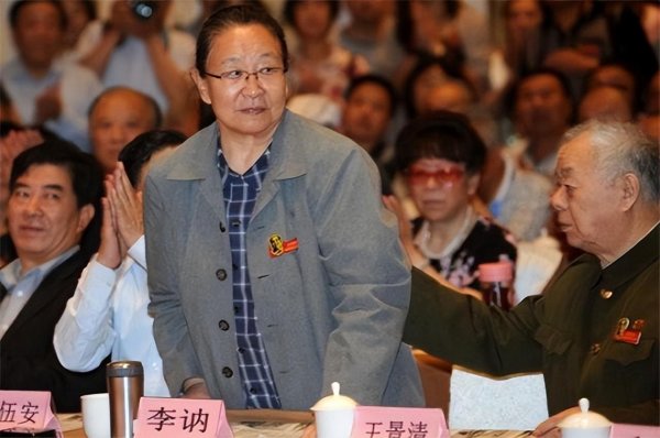 信康配资 毛主席逝世后，李讷发现爸爸生前一举动，才明白爸爸原来如此爱她